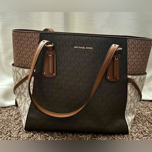 Michael Kors Handbags - Michael Kors  🌸 Voyager Tote 👜 multi color